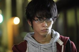 テニミュ出身の平牧仁。「トッキュウジャー」同様にメガネ姿が似合う？