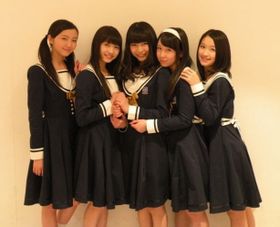 平均年齢16歳の東京女子流。このインタビュー後には最年少の新井ひとみ(左から2番目)の中学卒業パーティが開かれたとか