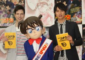 映画「名探偵コナン　異次元の狙撃手」で初の声優を務めた福士蒼汰(右)とパトリック・ハーラン(左)、二人に囲まれるコナン君(中央)