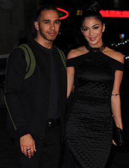 婚約したルイス・ハミルトンとニコール・シャージンガー