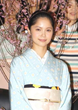 舞台あいさつに登場した宮崎あおい