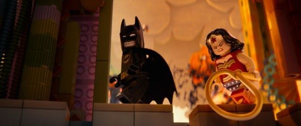 バットマンの隣にはワンダーウーマンの姿が！