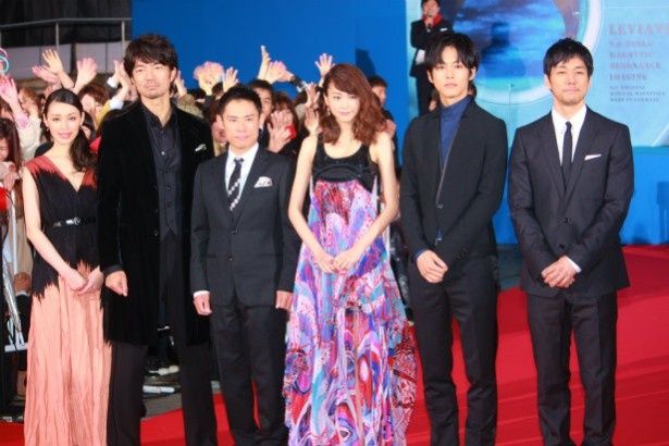 【写真を見る】桐谷美玲と栗山千明はセクシーなロングドレスでレッドカーペットを歩いた