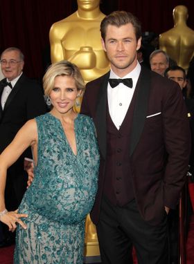 クリス・ヘムズワースとエルサ・パタキーに双子の男の子が誕生！