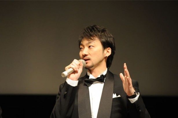 【写真を見る】シックな衣装で統一された舞台挨拶の模様
