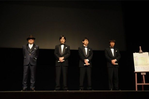 シックな衣装で合わせた一同