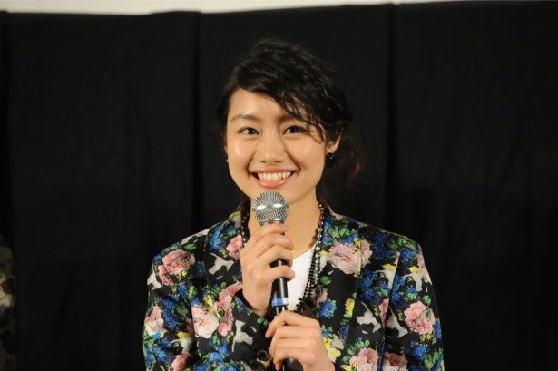 レッドカーペットでは沿道のファンに手を振って応えていた忽那汐里