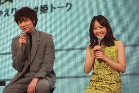 トイレから戻った綾野剛に笑顔で突っ込む井上真央