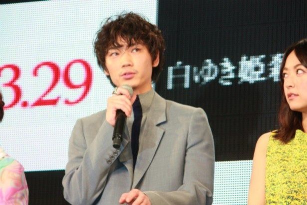 ワイドショーのディレクター・赤星雄治役の綾野剛