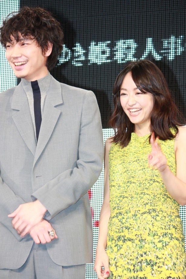 笑顔を見せる井上真央と綾野剛