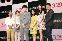 映画「白ゆき姫殺人事件」のトークイベントに登場した(左から)中村義洋監督、小野恵令奈、綾野剛、井上真央、菜々緒、ダンカン