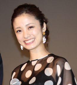 上戸彩の背中はだらしない!?