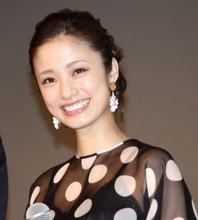 上戸彩の背中はだらしない!?