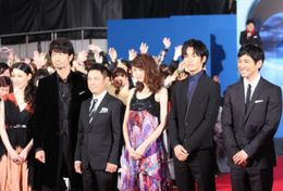 3月20日に行われた映画「チーム・バチスタFINAL ケルベロスの肖像」の完成披露イベントに登場した(左から)栗山千明、仲村トオル、伊藤淳史、桐谷美玲、松坂桃李、西島秀俊