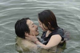 主人公・達夫を演じた綾野剛と激しいラブシーンを披露するヒロイン役の池脇千鶴