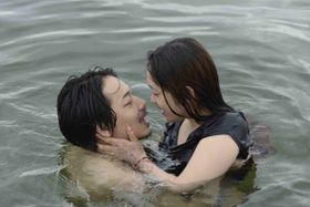 主人公・達夫を演じた綾野剛と激しいラブシーンを披露するヒロイン役の池脇千鶴