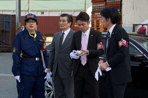 ドラマには、右京の味方、米沢守(六角精児)や捜査一課の面々などのレギュラー陣が出演！