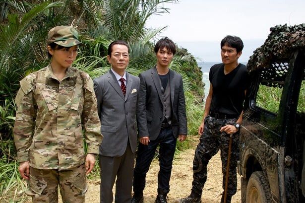 劇場版IIIの舞台、鳳凰島で訓練を行う民兵組織に接触する右京とカイト