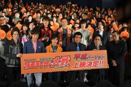 （上段左から）小林豊、板尾創路、白石隼也、柴崎貴行監督、（下段左から）半田健人、井上正大、佐野岳、藤岡弘、、速水亮、菅田俊