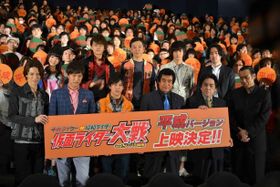 （上段左から）小林豊、板尾創路、白石隼也、柴崎貴行監督、（下段左から）半田健人、井上正大、佐野岳、藤岡弘、、速水亮、菅田俊