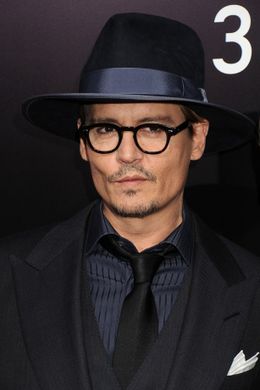 女物の婚約指輪をしているジョニデ