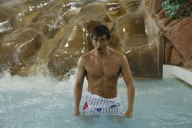 『テルマエ・ロマエII』で室内温水プールにタイムスリップするルシウス(阿部寛)