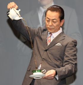 水谷豊、“杉下右京の紅茶注ぎ”を生披露！