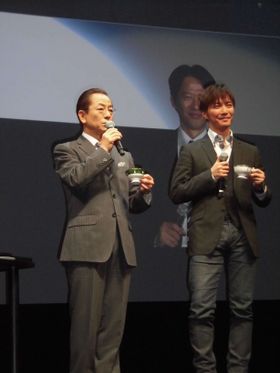 映画「相棒‐劇場版III‐―」の「列島縦断！完成披露上映会」東京会場で映画のヒットを祈願し、自身が演じる右京が愛する紅茶で乾杯する水谷豊(左)と、相棒・享役の成宮寛貴(右)