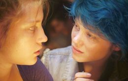 青い髪のエマ(レア・セドゥ)と再会を果たしたアデル(アデル・エグザルコプロス)。2人は急速に惹かれ合っていく