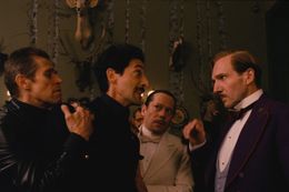 伝説のコンシェルジュ、グスタヴ(レイフ・ファインズ)らユニークなキャラクターが登場する点も見どころ！