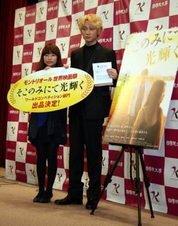 映画「そこのみにて光輝く」試写会の舞台あいさつに登場した主演の綾野剛(写真右)、 呉美保監督(左)