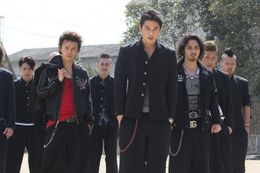 旋風男役の東出昌大が学ラン姿を披露。ボタン全開でワルメンに