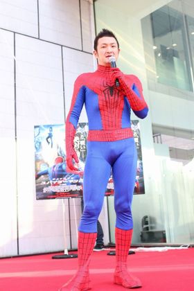 スパイダーマンファンを公言する中村獅童がスパイダーマンスーツ姿で登場