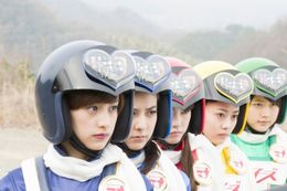 片手間で戦う“女子ーズ”の面々。コスチューム＆ヘルメットがかわいらしい！