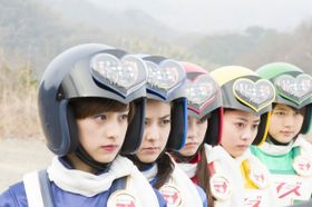 片手間で戦う“女子ーズ”の面々。コスチューム＆ヘルメットがかわいらしい！