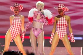 緊急入院してコンサートも中止しているマイリー