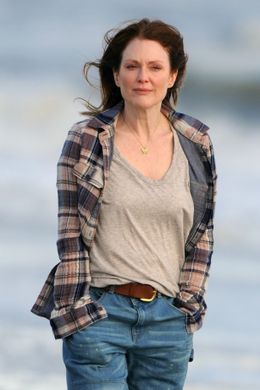 53歳になったジュリアンが官能的な表情で魅せる！