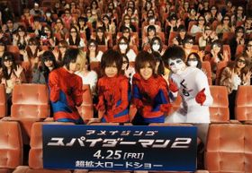 ファンに囲まれてスパイダーマンポーズで記念撮影！