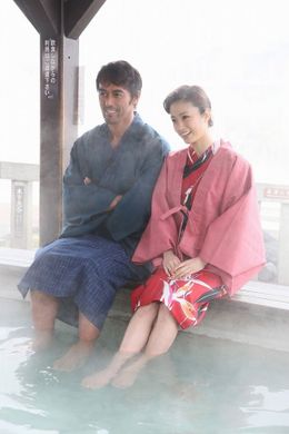 足湯にて久しぶりの“混浴”。浴衣に袢纏姿で草津を満喫する阿部寛と上戸彩
