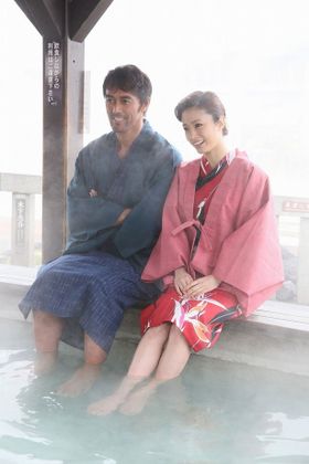 足湯にて久しぶりの“混浴”。浴衣に袢纏姿で草津を満喫する阿部寛と上戸彩