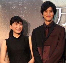 ルーブル美術館での居眠りが発覚！綾瀬はるかが照れ笑い