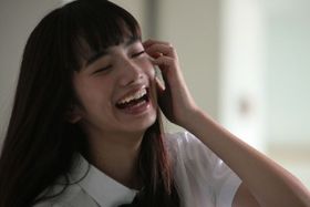 容姿端麗で学内のカリスマ！加奈子役を演じる小松菜奈。この妖しい笑顔の意味は一体？