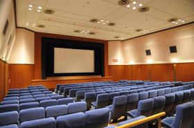 174席のスクリーン1と58席のスクリーン2、そして多目的ホールを備えたアミューあつぎ映画.comシネマ