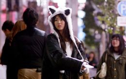 コンビニの前でフレアとカメラマンのジャンは出会う