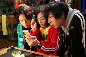 人気ヒーローたちが劇団員に扮している本作。新たな一面に釘付け！