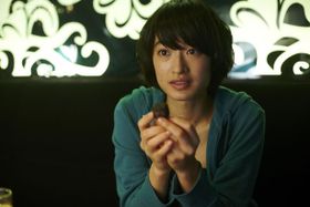 喫茶店で働くフリーターの彩香を演じる門脇麦。ゲームセンターのゲームで1位を取ることが唯一の楽しみ