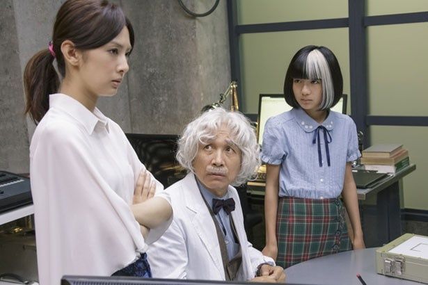 彩未の祖父・万之介(小日向文世)の力を借りて事件を調査