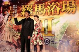 台湾での初日プレミアイベントに登壇した阿部と上戸。2人は中国語でのあいさつも披露！