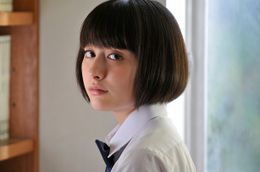 役作りのために45cm髪を切り、凛とした佇まいを見せる早見あかり