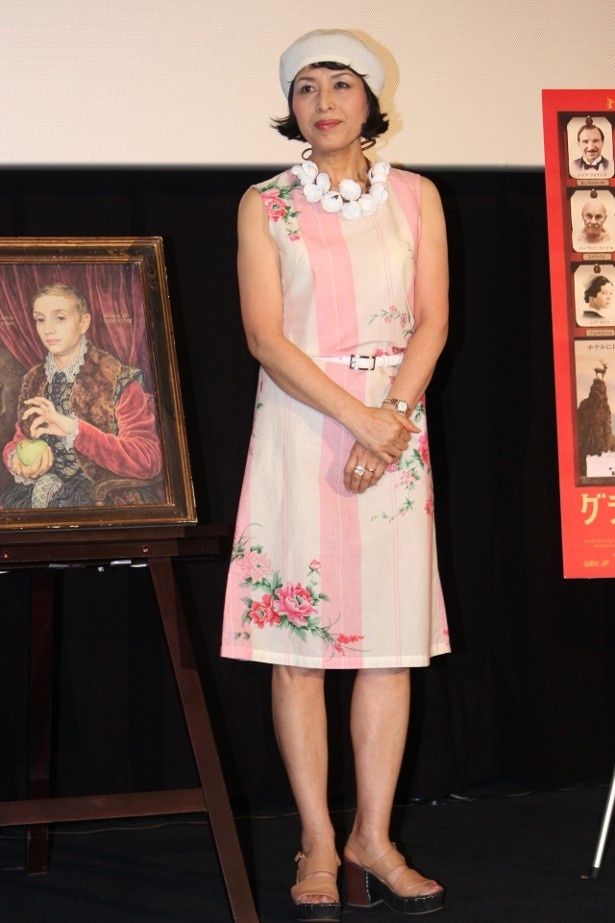 【写真を見る】劇中のホテルに合わせてピンクのワンピースで登壇した石川三千花